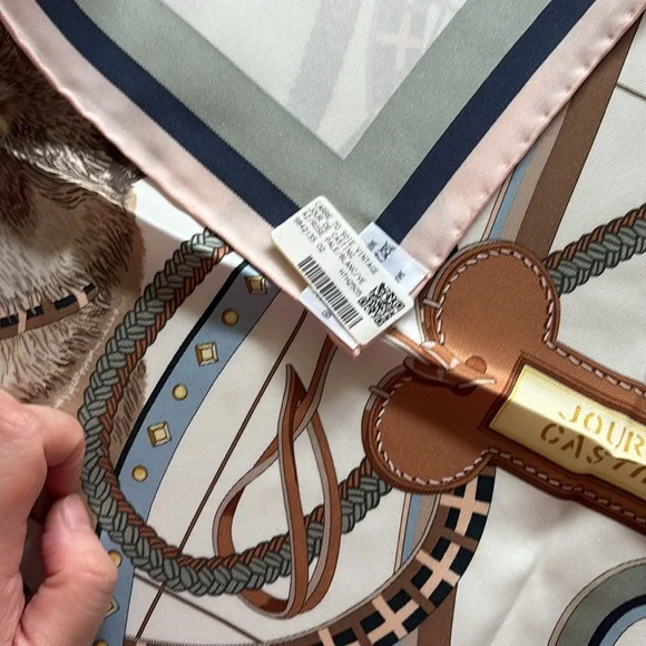 Brand new Hermes jour de casting silk scarf 70 - Picture 5 of 5